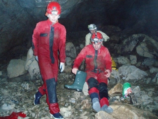 ekipa w jaskini